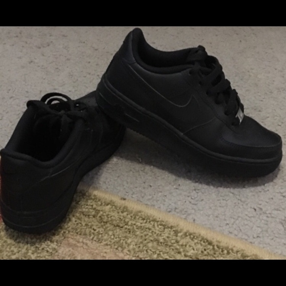 Black Air Force 1 they are a size 4.5